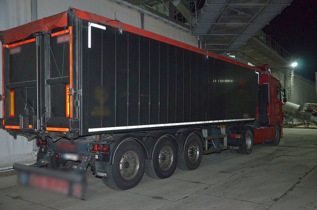 Według ustaleń policji, mężczyźni po zdobyciu dokumentów poświadczających dobrą jakość zboża zamierzali zdać ładunek, który znajdował się na dwóch naczepach. Jeden pełnowartościowy, drugi zanieczyszczony. Fot. KMP Gdańsk