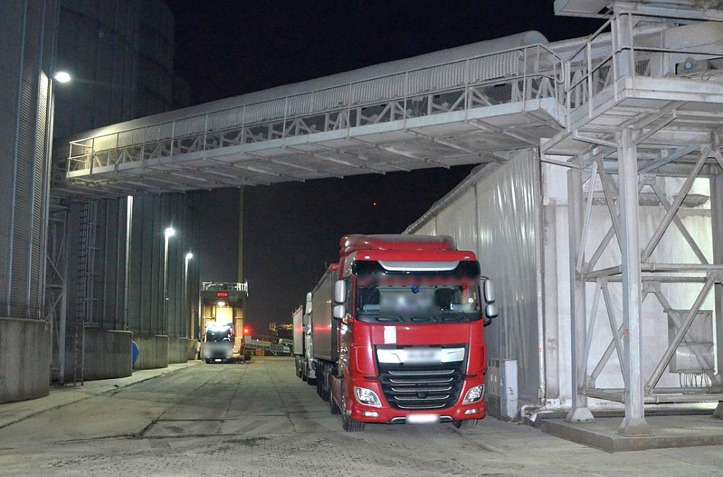 Według ustaleń policji, mężczyźni po zdobyciu dokumentów poświadczających dobrą jakość zboża zamierzali zdać ładunek, który znajdował się na dwóch naczepach. Jeden pełnowartościowy, drugi zanieczyszczony. Fot. KMP Gdańsk
