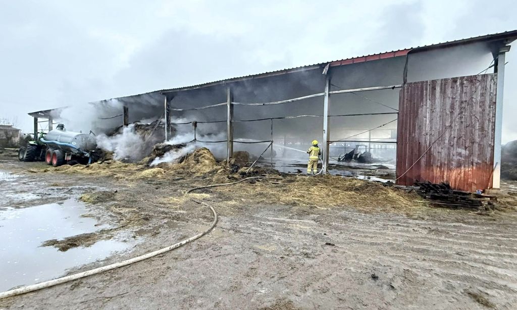 pożar, stodoła, siano, maszyny