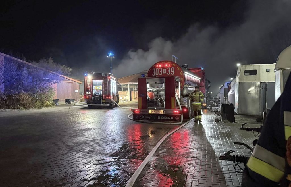 pożar, stodoła, siano, maszyny