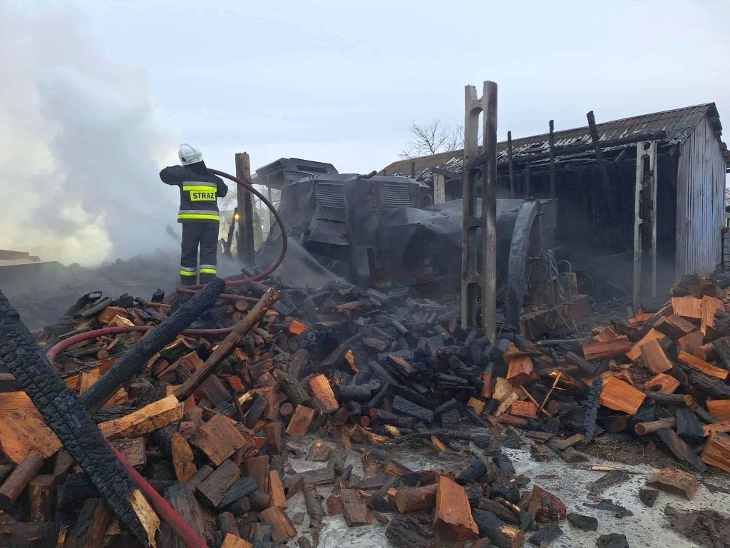 Strażacy gasili pożar budynku w gospodarstwie, w którym znajdowały się kombajn zbożowy, sieczkarnia do kukurydzy oraz drewno opałowe. Fot. KP PSP Sochaczew