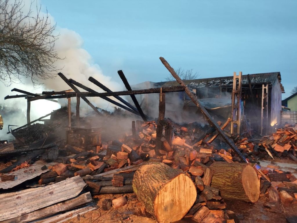 Strażacy gasili pożar budynku w gospodarstwie, w którym znajdowały się kombajn zbożowy, sieczkarnia do kukurydzy oraz drewno opałowe. Fot. KP PSP Sochaczew