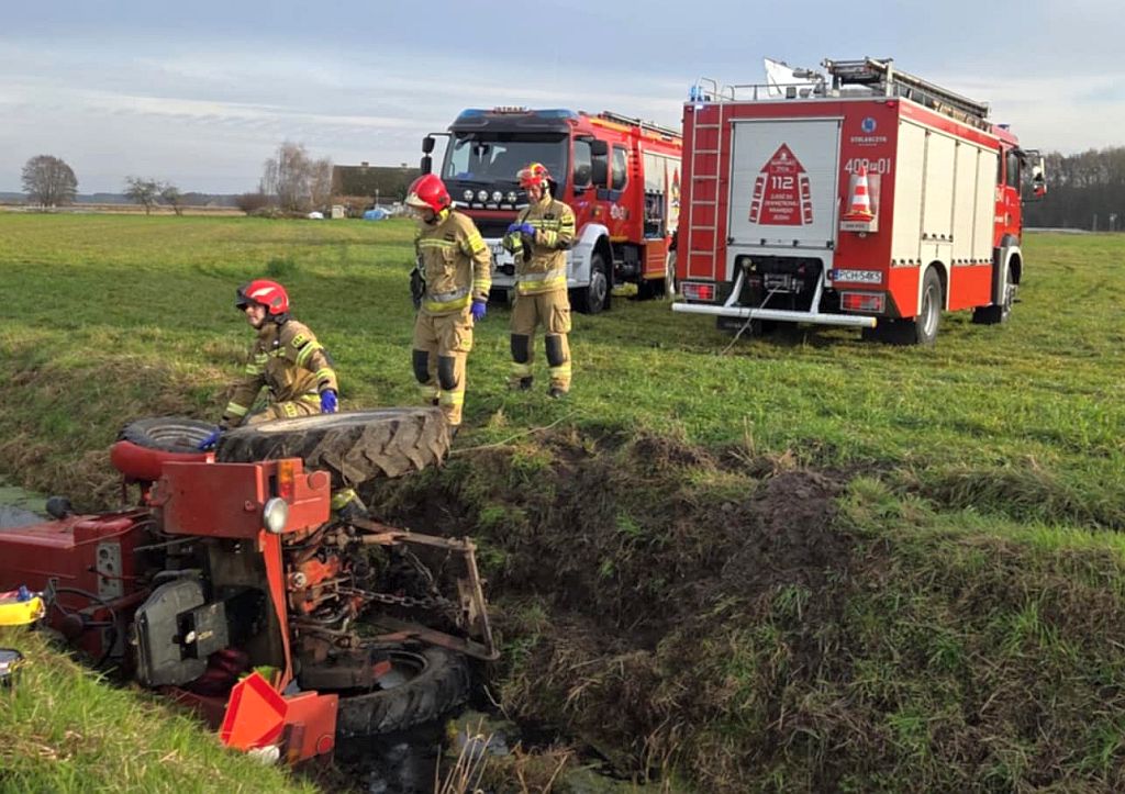 wypadek, wywrócony ciągnik, śmierć traktorzysty, przygniecenie