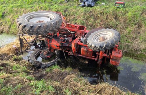 wypadek, wywrócony ciągnik, śmierć traktorzysty, przygniecenie