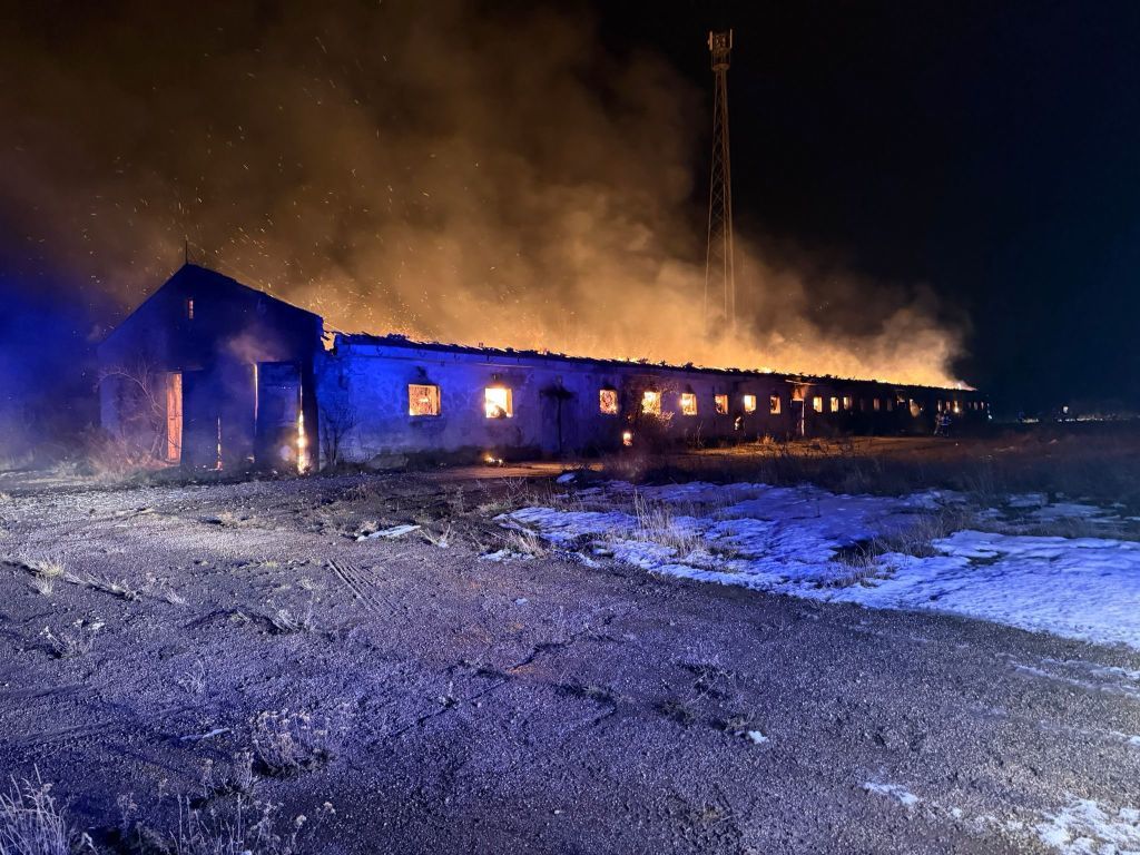 pożar, budynek gospodarczy, słoma, akcja gaśnicza