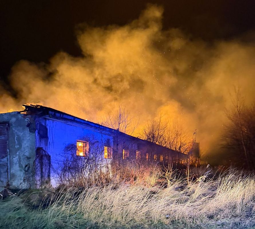 pożar, budynek gospodarczy, słoma, akcja gaśnicza