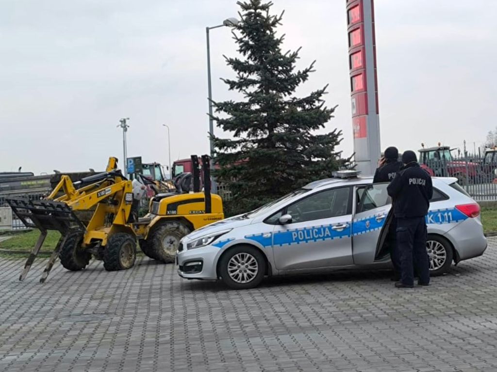 Kierujący ładowarką, w której była uszkodzona opona, był pijany. Został zatrzymany i trafił do policyjnej izby zatrzymań. Fot. KWP Rzeszów
