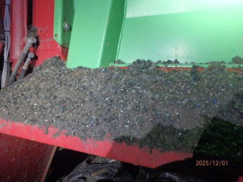 Podczas oględzin w miejscowości pod Poznaniem potwierdzono rozrzucanie na polu odpadów tworzyw sztucznych zmieszanych z ziemią przy użyciu maszyn rolniczych. Fot. WIOŚ Poznań