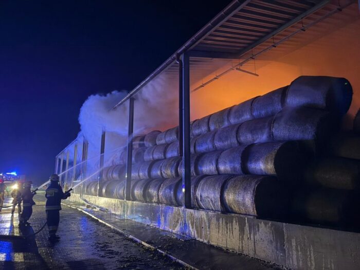 Strażacy zastali pożar balotów słomy i siana, które znajdowały się pod wiatą magazynową. Fot. Mat. KP PSP Szamotuły/OSP