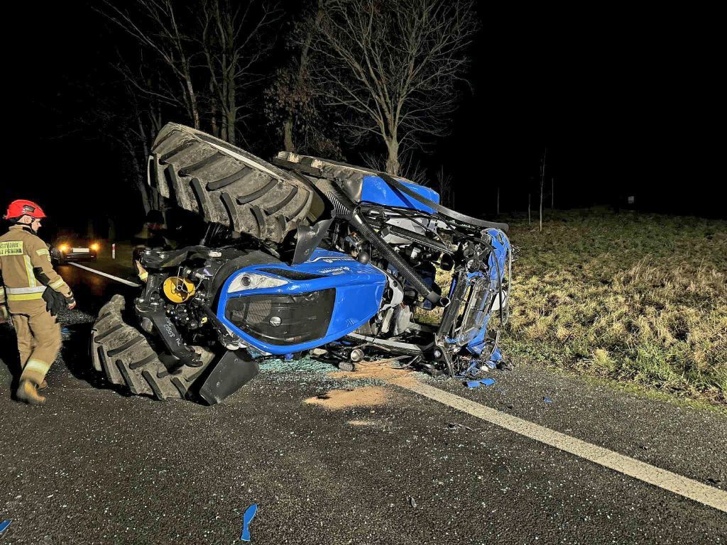 Wywrócony na bok ciągnik rolniczy blokował częściowo drogę. Na miejscu interweniowały służby. Fot. KP PSP Polkowice