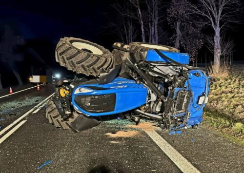 Wywrócony na bok ciągnik rolniczy blokował częściowo drogę. Na miejscu interweniowały służby. Fot. KP PSP Polkowice