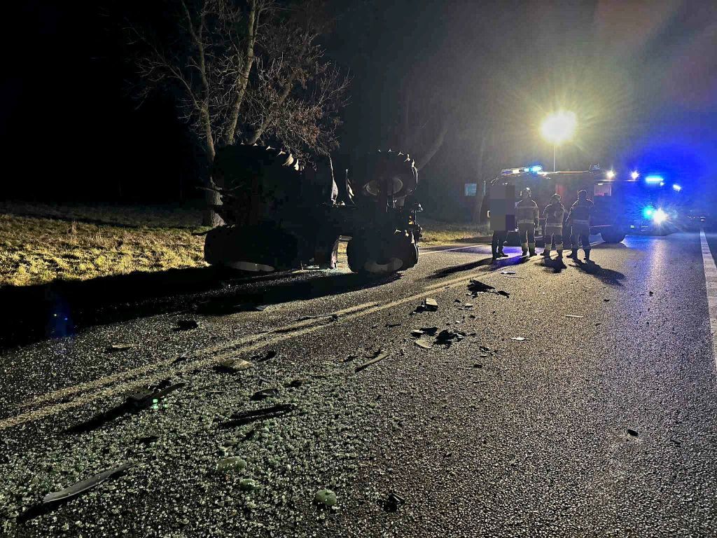 Wywrócony na bok ciągnik rolniczy blokował częściowo drogę. Na miejscu interweniowały służby. Fot. KP PSP Polkowice