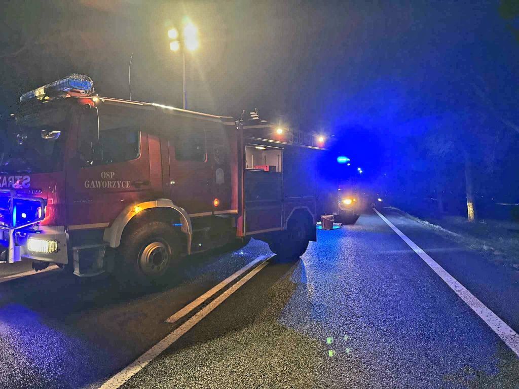 Wywrócony na bok ciągnik rolniczy blokował częściowo drogę. Na miejscu interweniowały służby. Fot. KP PSP Polkowice