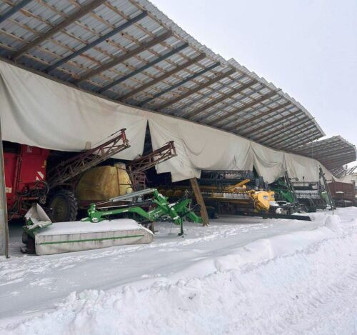 odśnieżanie dachu. dach
