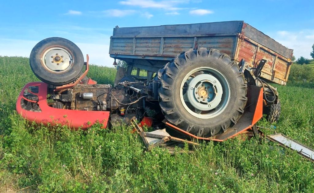 wypadki w rolnictwie, krus, wywrócony ciągnik, ranny traktorzysta