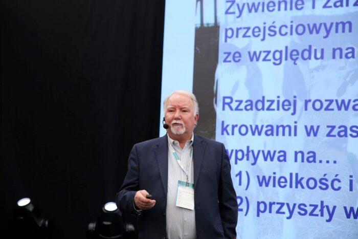 Cielęta, odchów cieląt, siara dla cieląt, mleko przejściowe, żywienie cieląt, eKrowa,