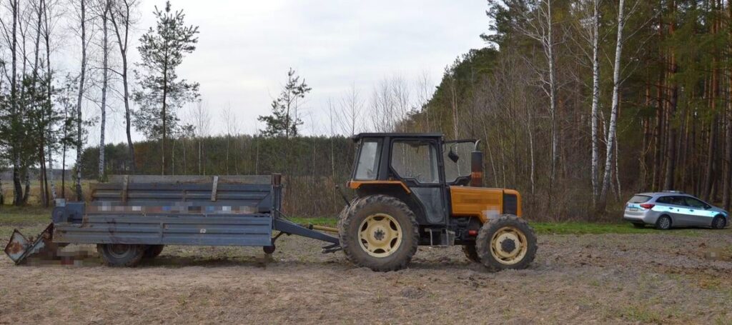 wypadek przy pracach polowych, ciągnik z rozrzutnikiem