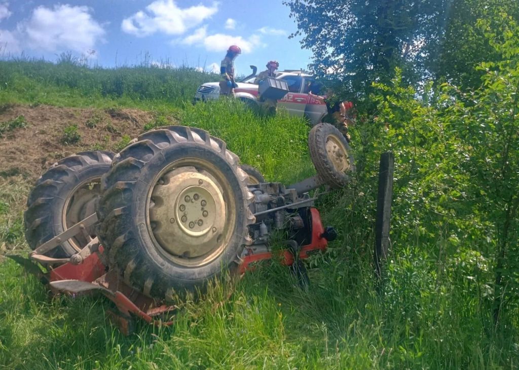 wywrócony ciągnik, śmierc traktorzysty