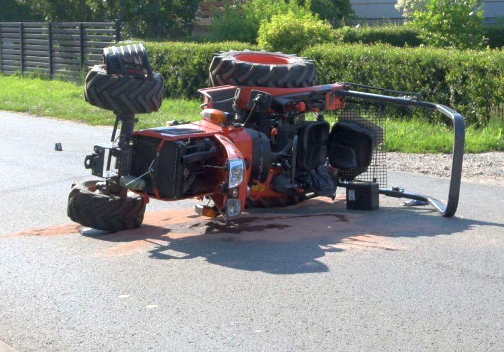 wypadek drogowy, przewrócony traktor