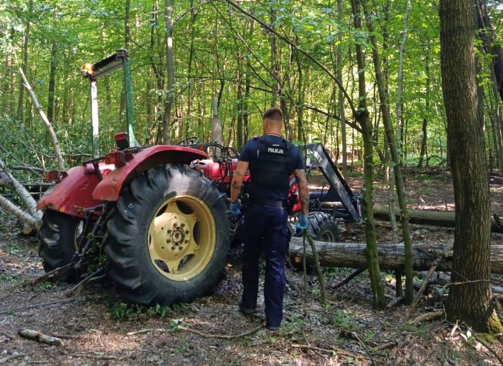 wypadek w lesie, ciągnik w lesie