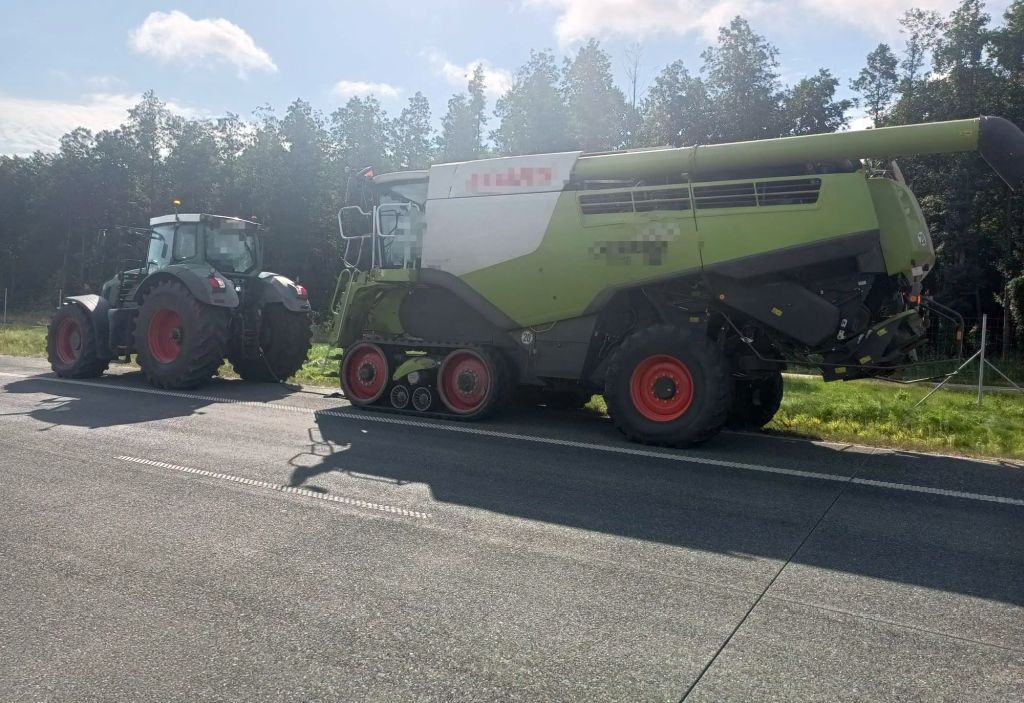 ciągnik na "ekspresówce", kombajn