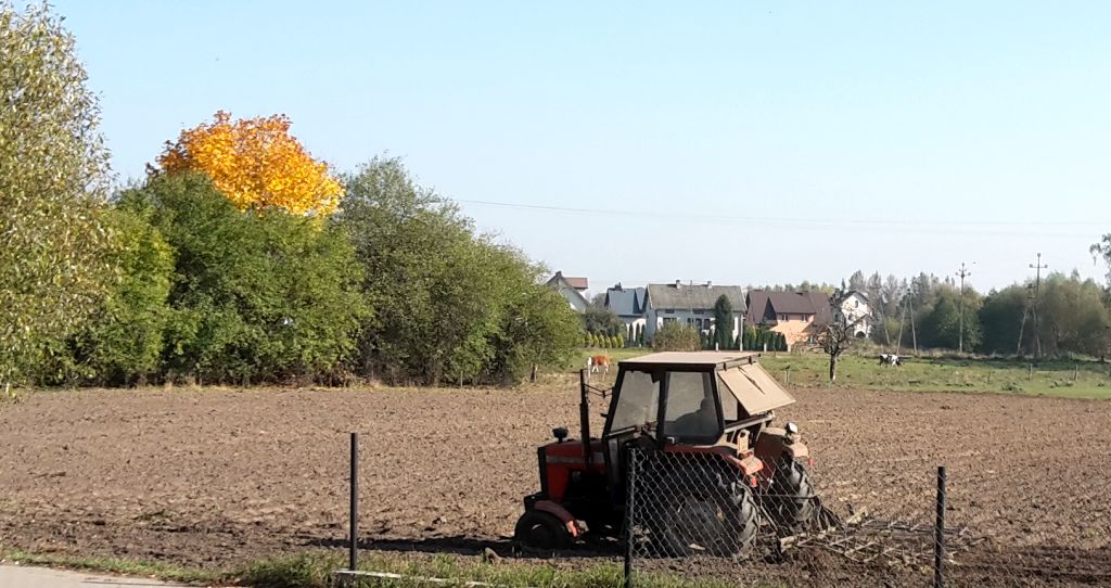 fundusz składkowy rolników, ciągnik na polu