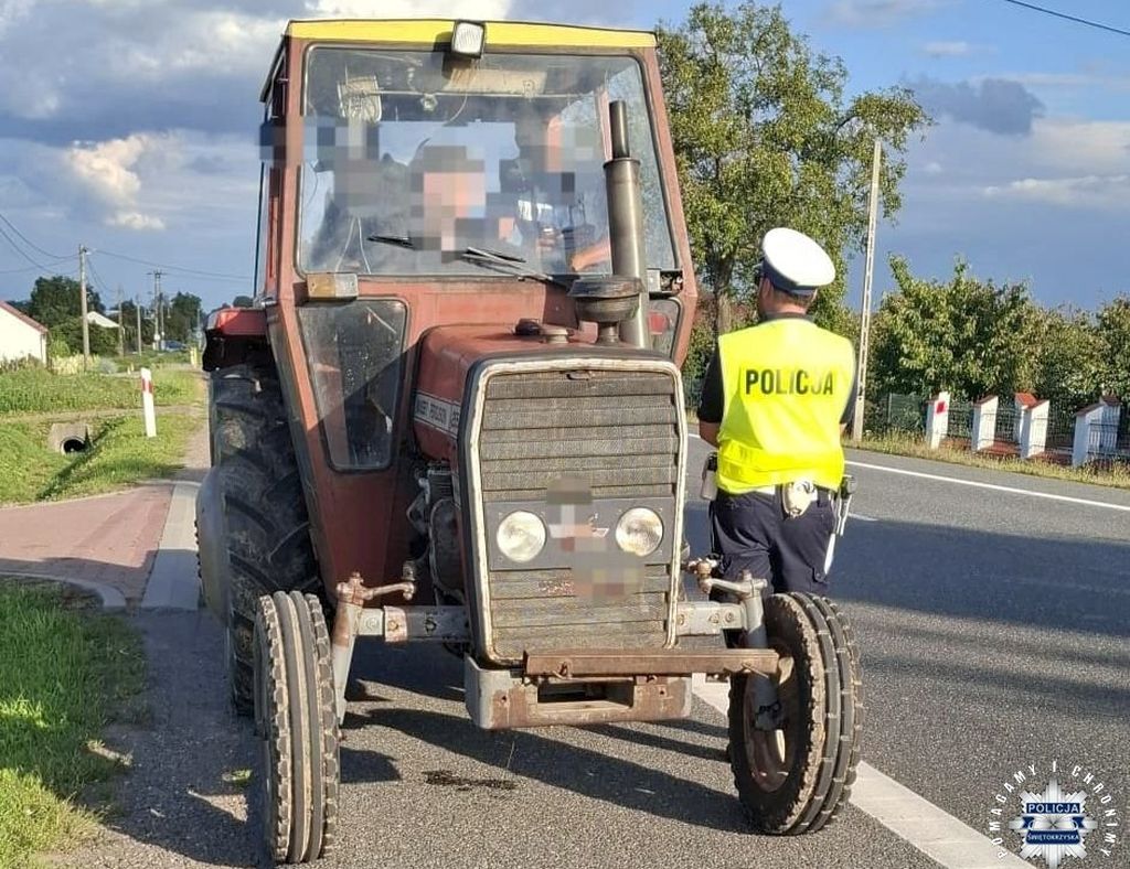 ciągnik z pasażerami, ciągnik na drodze