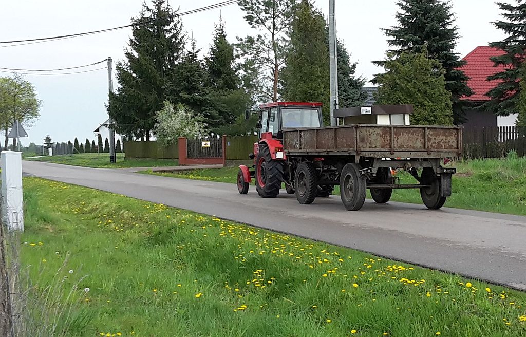 ciągnik na drodze, transport rolny
