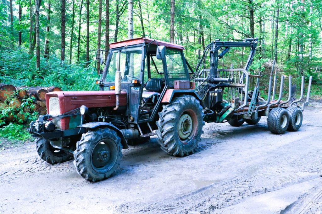 pijany traktorzysta, traktor z przyczepą