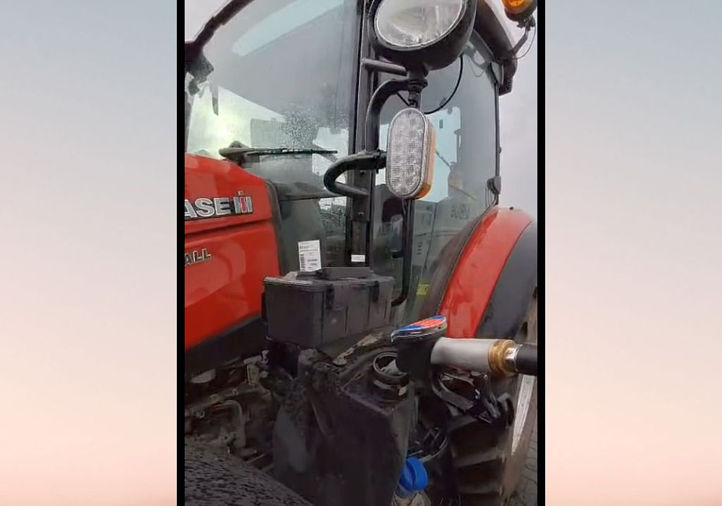 tankowanie ciągnika, ciągnik na stacji