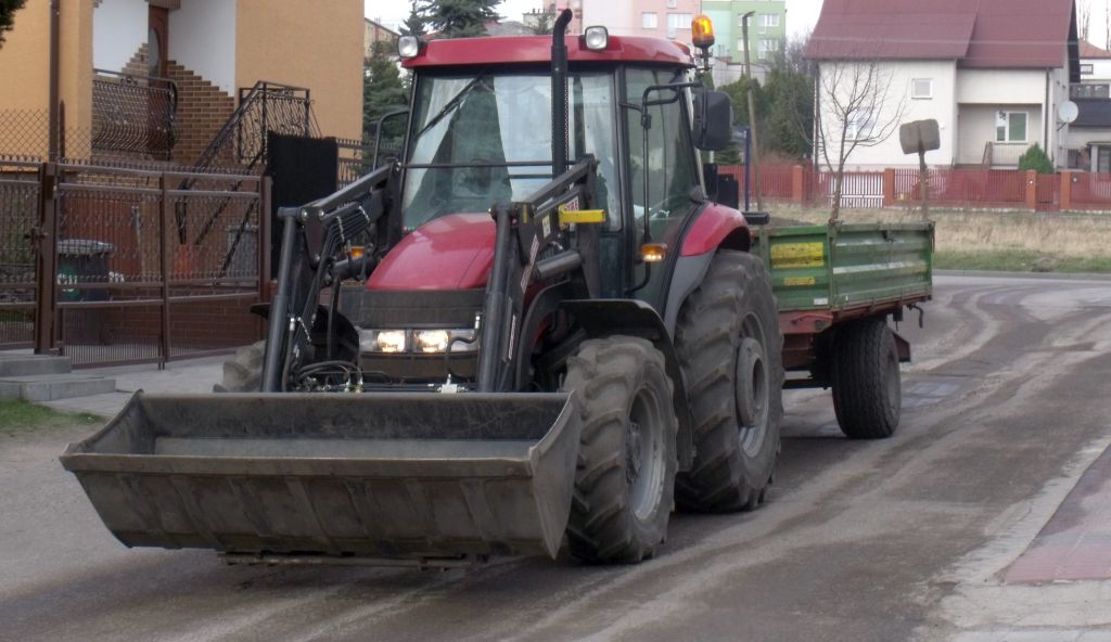 ciągnik na drodze, zestaw rolniczy