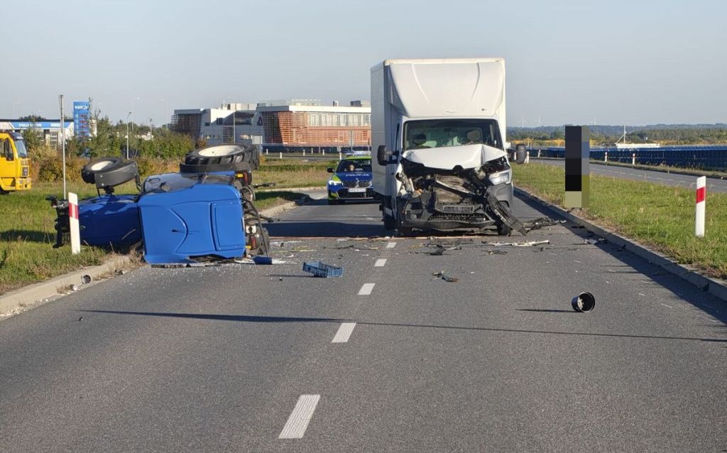 rozbity traktor, wypadek drogowy